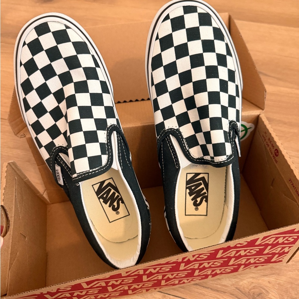 Vans women’s 6.5/ men 5 Classic Checkered Slip-On Sneakers